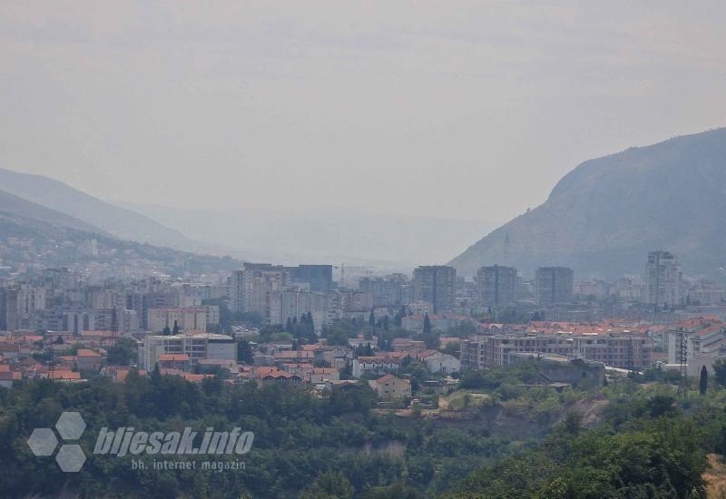 Dim pokrio nebo iznad Mostara